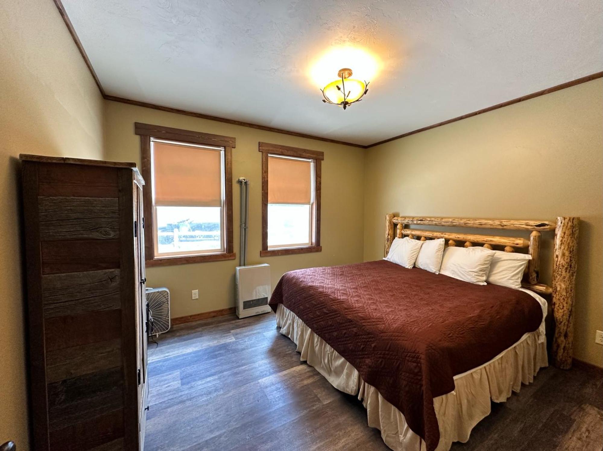 Yellowstone Cabins And Rv Уест Йелоустоун Екстериор снимка