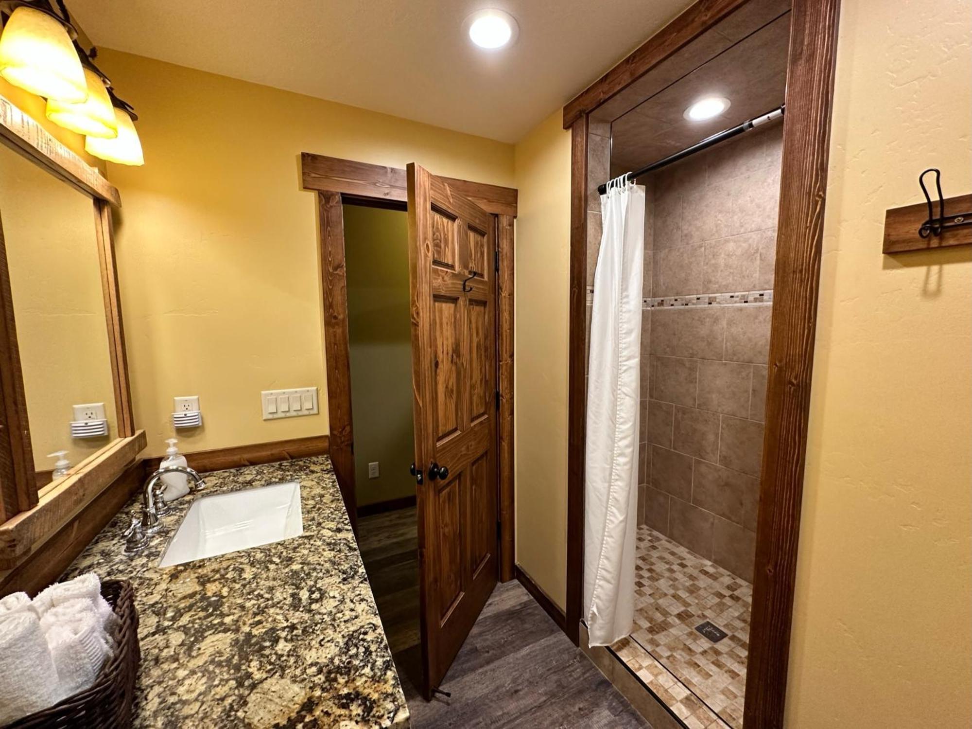 Yellowstone Cabins And Rv Уест Йелоустоун Екстериор снимка